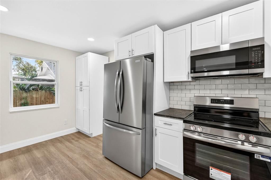 For Sale: $449,900 (2 beds, 1 baths, 916 Square Feet)