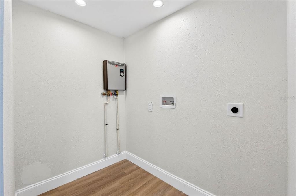 For Sale: $449,900 (2 beds, 1 baths, 916 Square Feet)