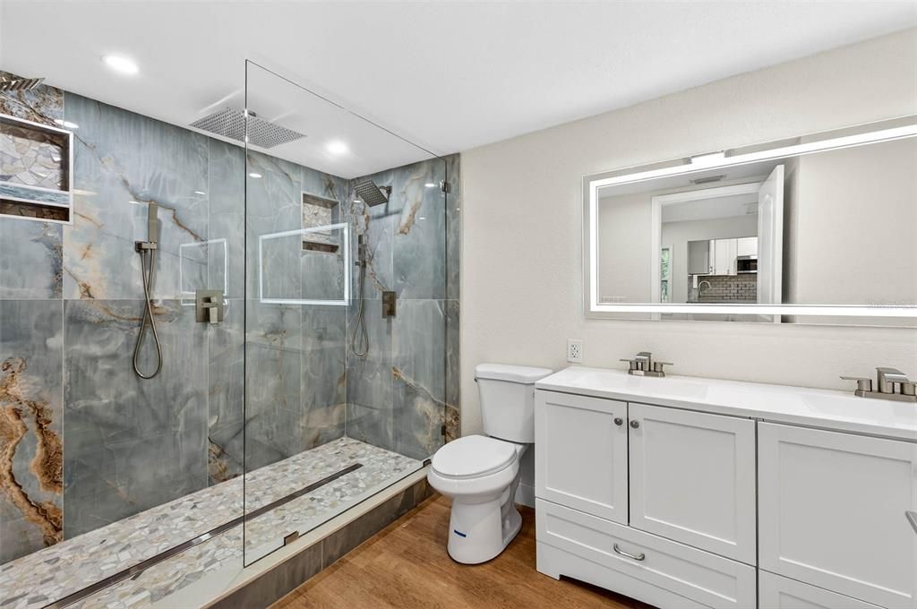 For Sale: $449,900 (2 beds, 1 baths, 916 Square Feet)