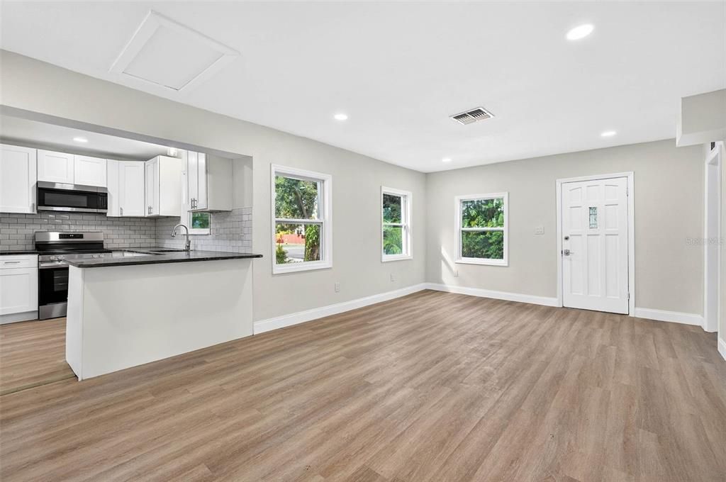 For Sale: $449,900 (2 beds, 1 baths, 916 Square Feet)