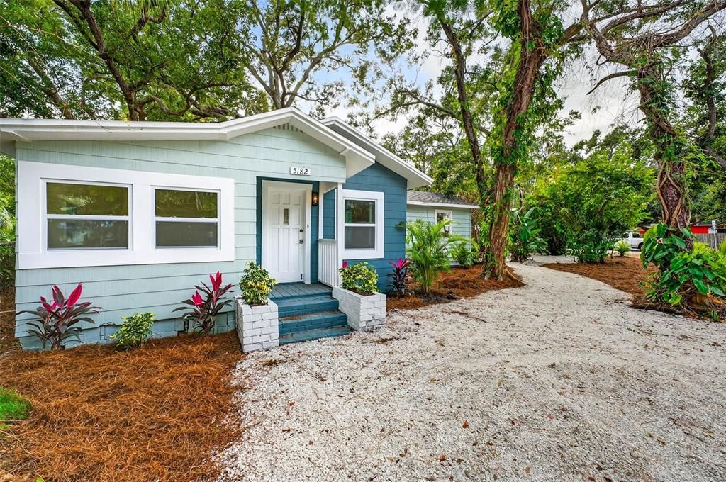 For Sale: $449,900 (2 beds, 1 baths, 916 Square Feet)