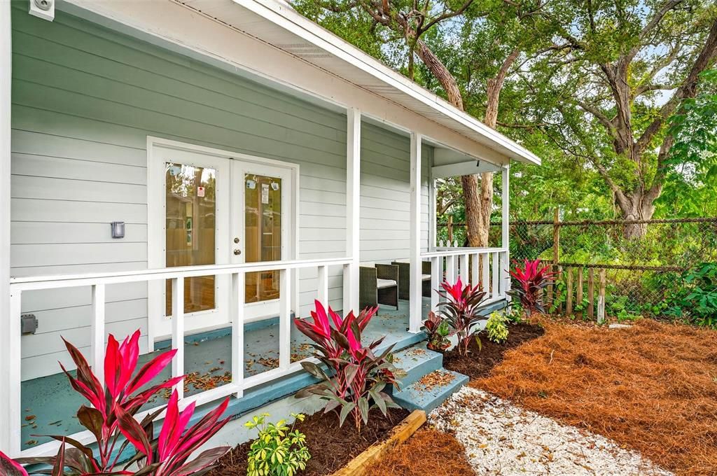 For Sale: $449,900 (2 beds, 1 baths, 916 Square Feet)