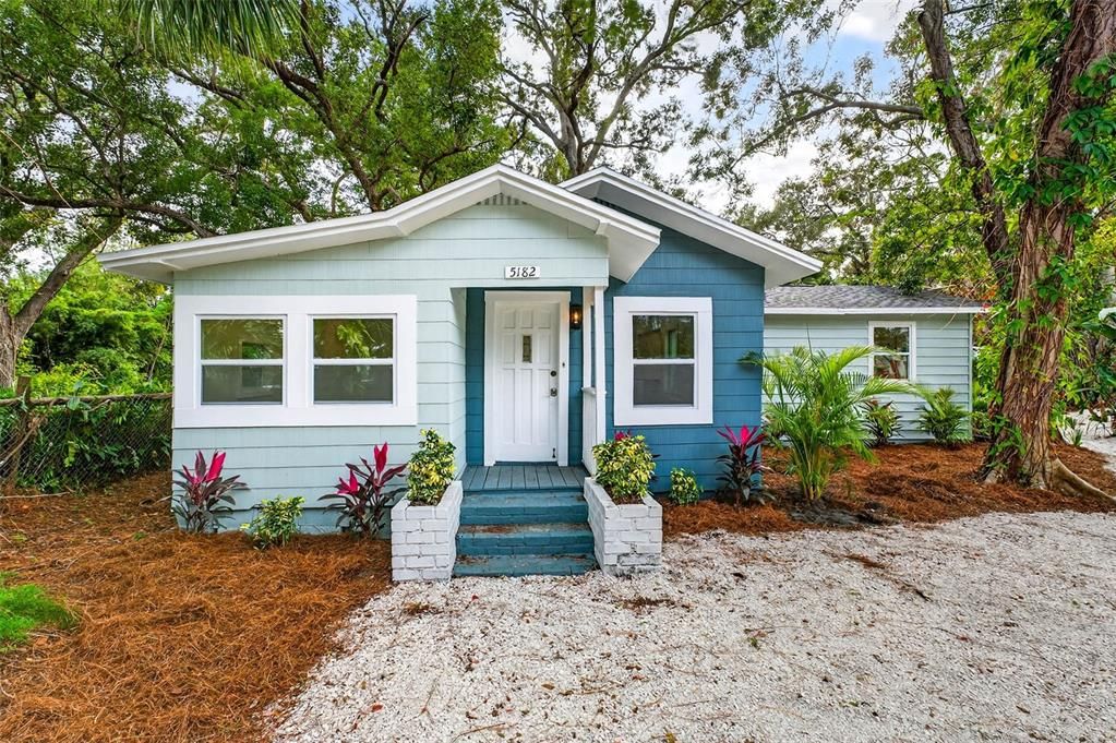 For Sale: $449,900 (2 beds, 1 baths, 916 Square Feet)