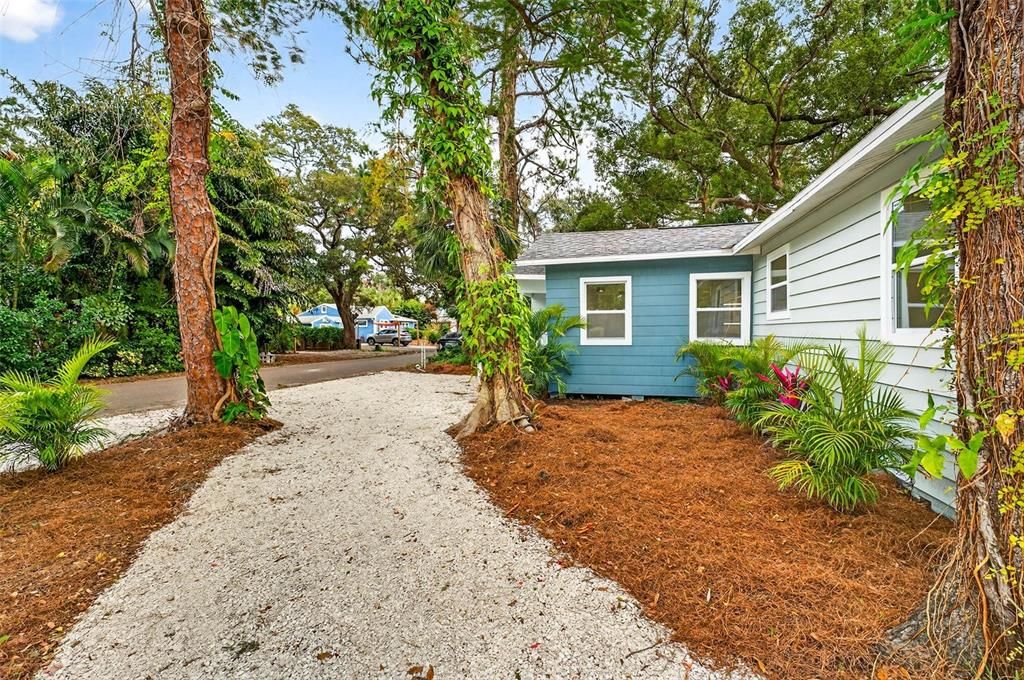 For Sale: $449,900 (2 beds, 1 baths, 916 Square Feet)