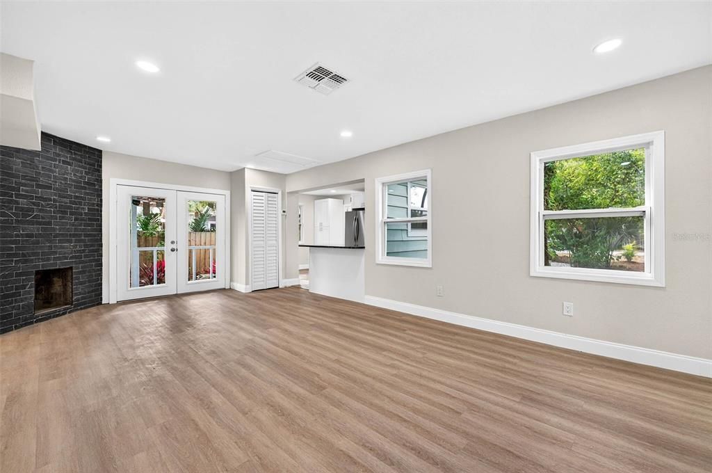 For Sale: $449,900 (2 beds, 1 baths, 916 Square Feet)