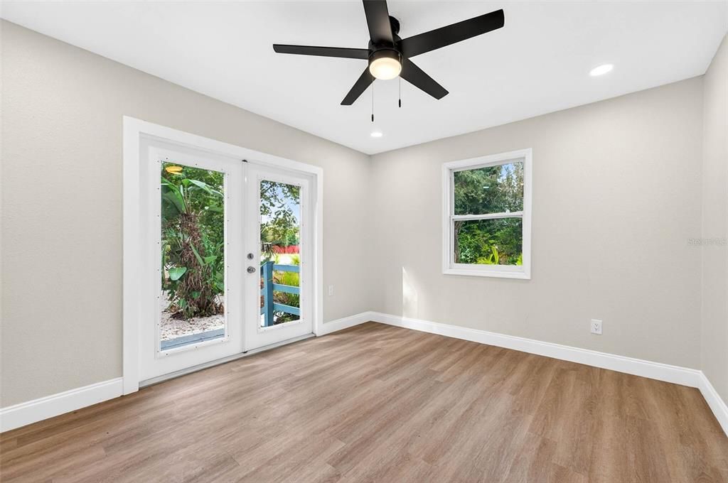 For Sale: $449,900 (2 beds, 1 baths, 916 Square Feet)