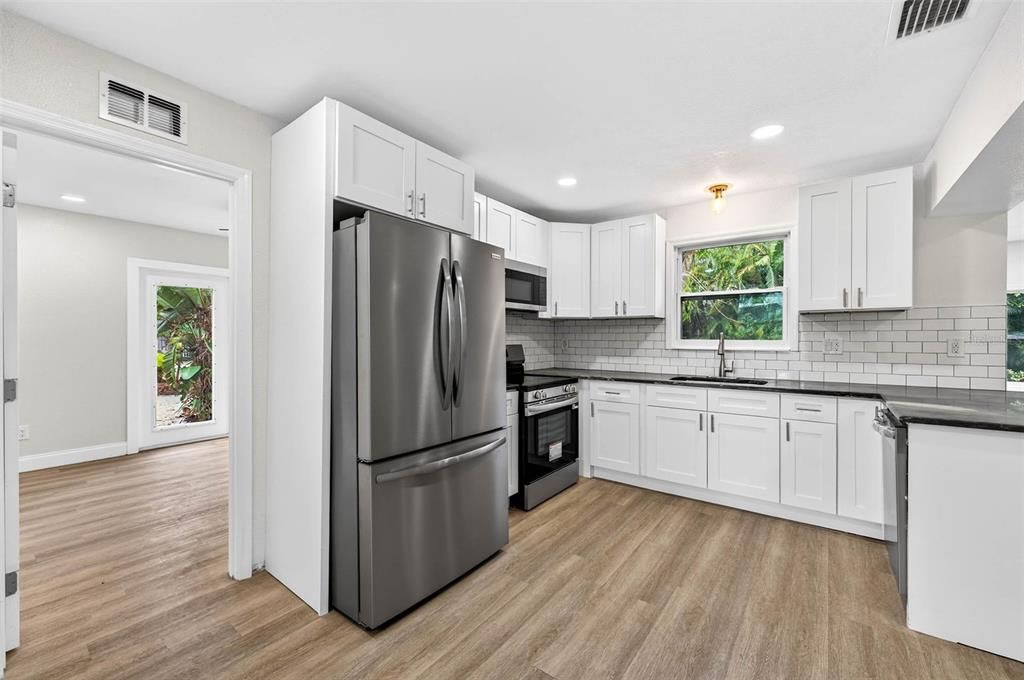 For Sale: $449,900 (2 beds, 1 baths, 916 Square Feet)