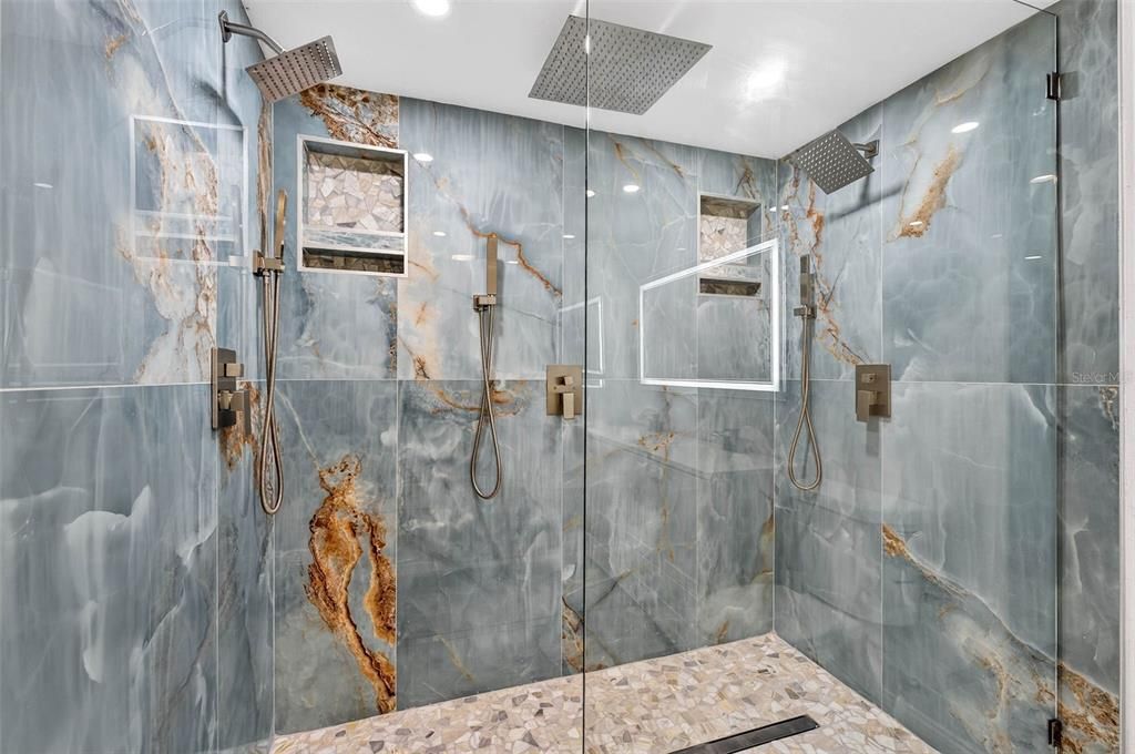 For Sale: $449,900 (2 beds, 1 baths, 916 Square Feet)