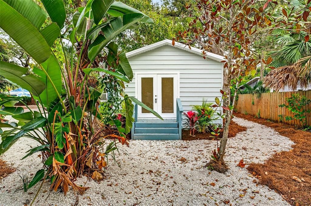 For Sale: $449,900 (2 beds, 1 baths, 916 Square Feet)