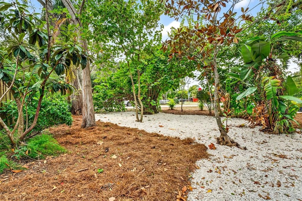 For Sale: $449,900 (2 beds, 1 baths, 916 Square Feet)