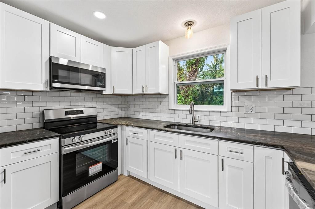 For Sale: $449,900 (2 beds, 1 baths, 916 Square Feet)