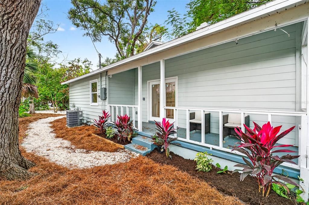 For Sale: $449,900 (2 beds, 1 baths, 916 Square Feet)