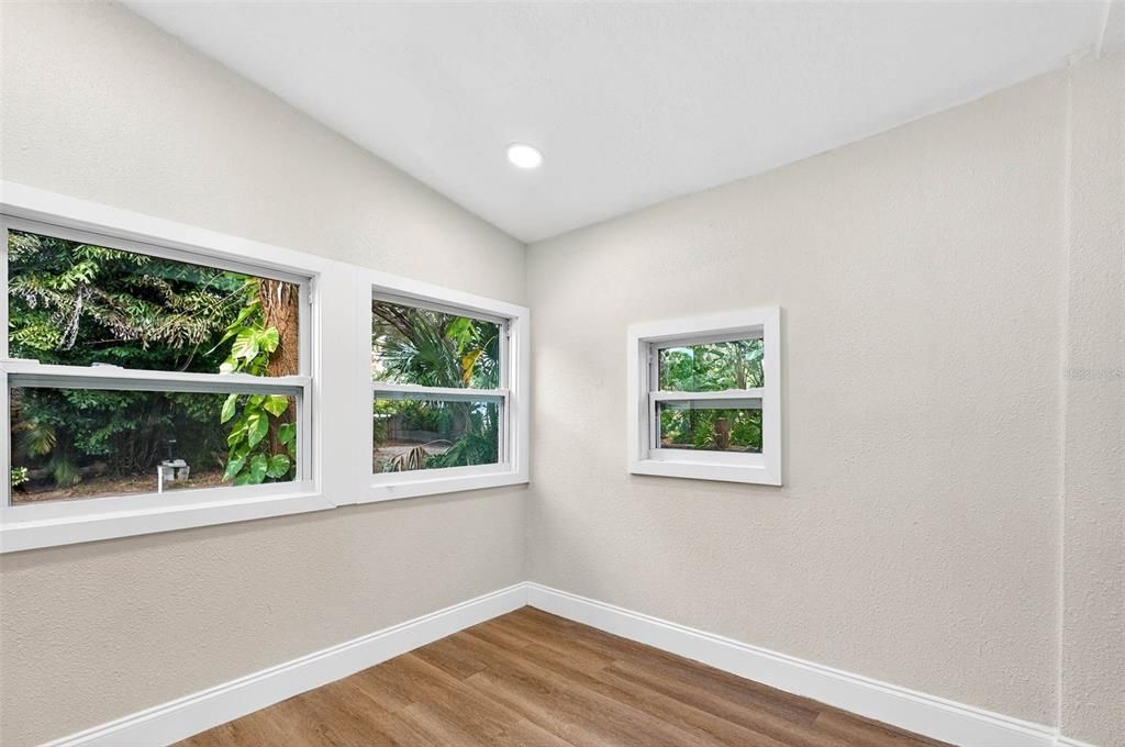 For Sale: $449,900 (2 beds, 1 baths, 916 Square Feet)