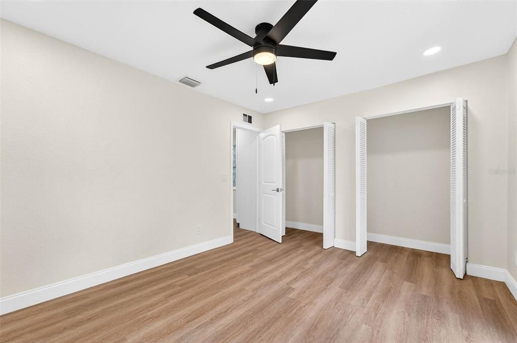 For Sale: $449,900 (2 beds, 1 baths, 916 Square Feet)