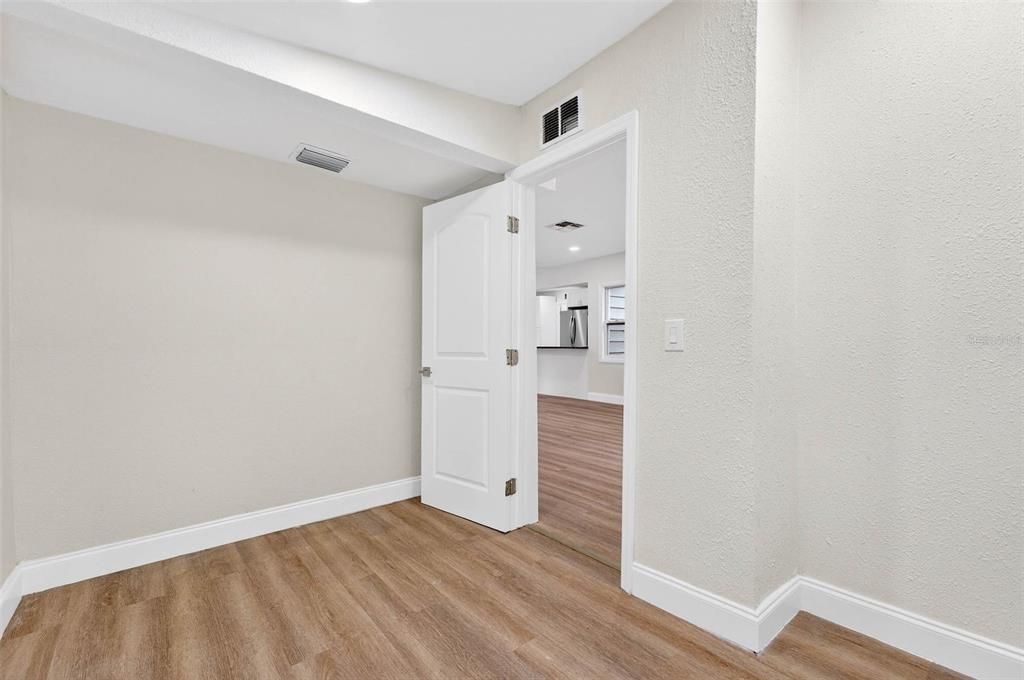 For Sale: $449,900 (2 beds, 1 baths, 916 Square Feet)
