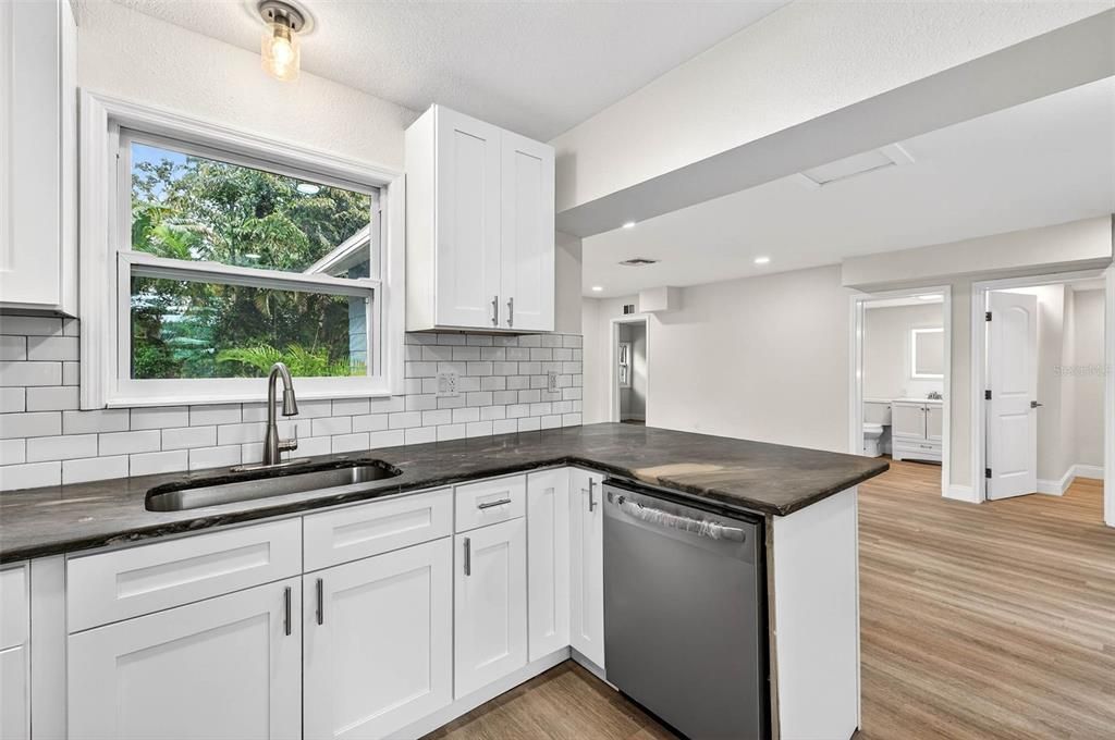 For Sale: $449,900 (2 beds, 1 baths, 916 Square Feet)