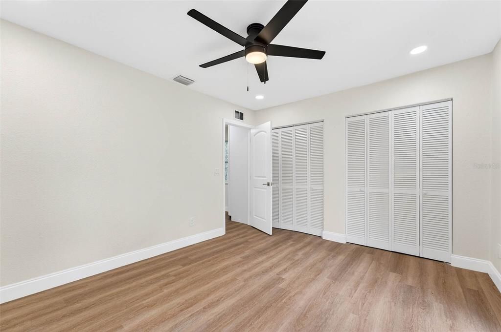 For Sale: $449,900 (2 beds, 1 baths, 916 Square Feet)