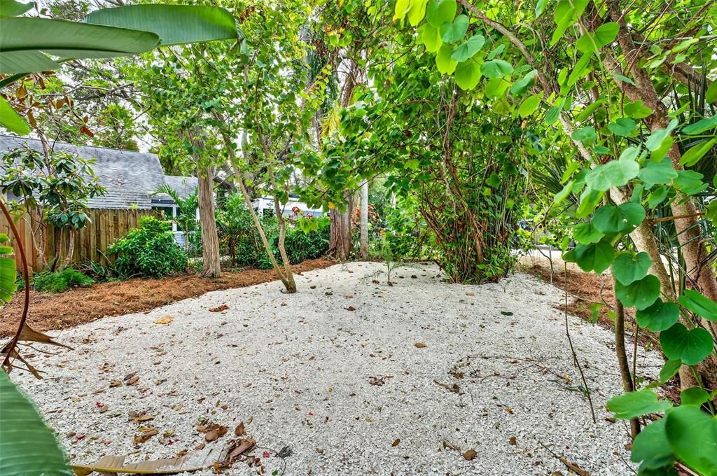 For Sale: $449,900 (2 beds, 1 baths, 916 Square Feet)