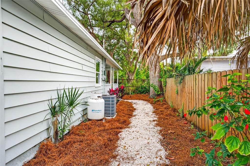 For Sale: $449,900 (2 beds, 1 baths, 916 Square Feet)