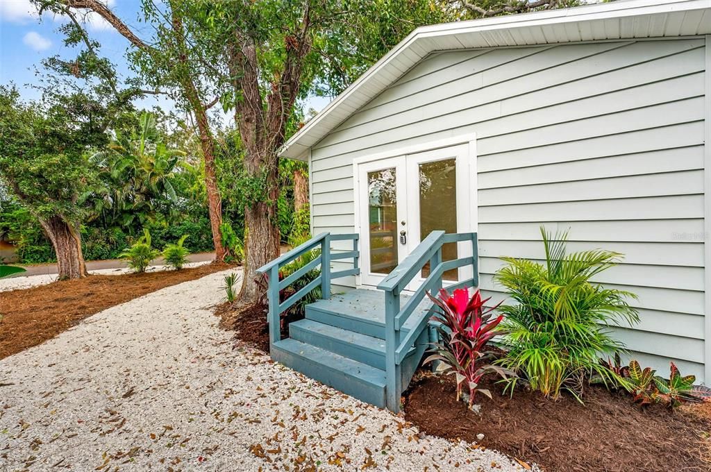 For Sale: $449,900 (2 beds, 1 baths, 916 Square Feet)