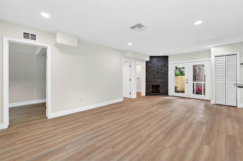 For Sale: $449,900 (2 beds, 1 baths, 916 Square Feet)