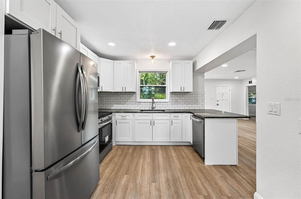 For Sale: $449,900 (2 beds, 1 baths, 916 Square Feet)