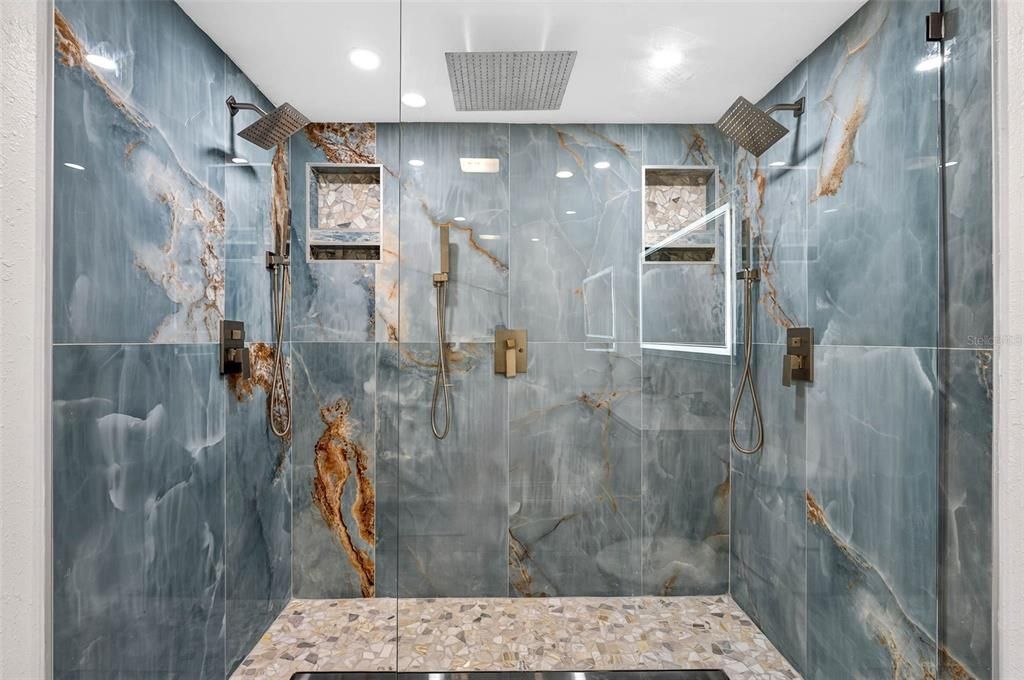 For Sale: $449,900 (2 beds, 1 baths, 916 Square Feet)