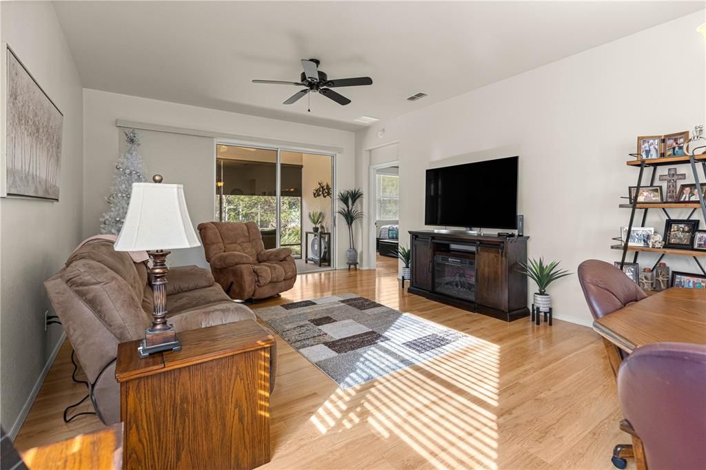 待售: $264,000 (3 贝兹, 2 浴室, 1415 平方英尺)