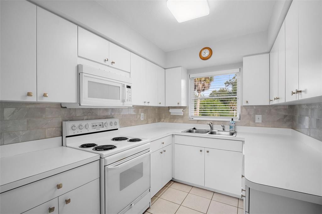 На продажу: $285,000 (2 спален, 1 ванн, 816 Квадратных фут)