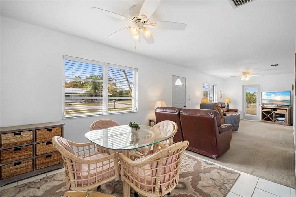 На продажу: $285,000 (2 спален, 1 ванн, 816 Квадратных фут)