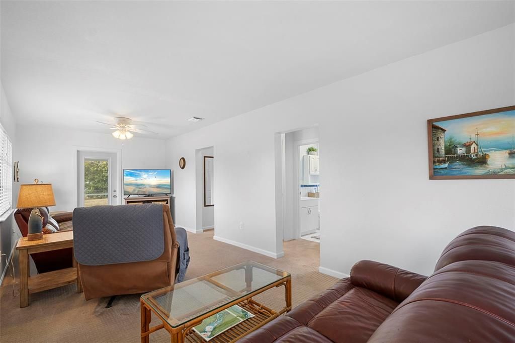 На продажу: $285,000 (2 спален, 1 ванн, 816 Квадратных фут)