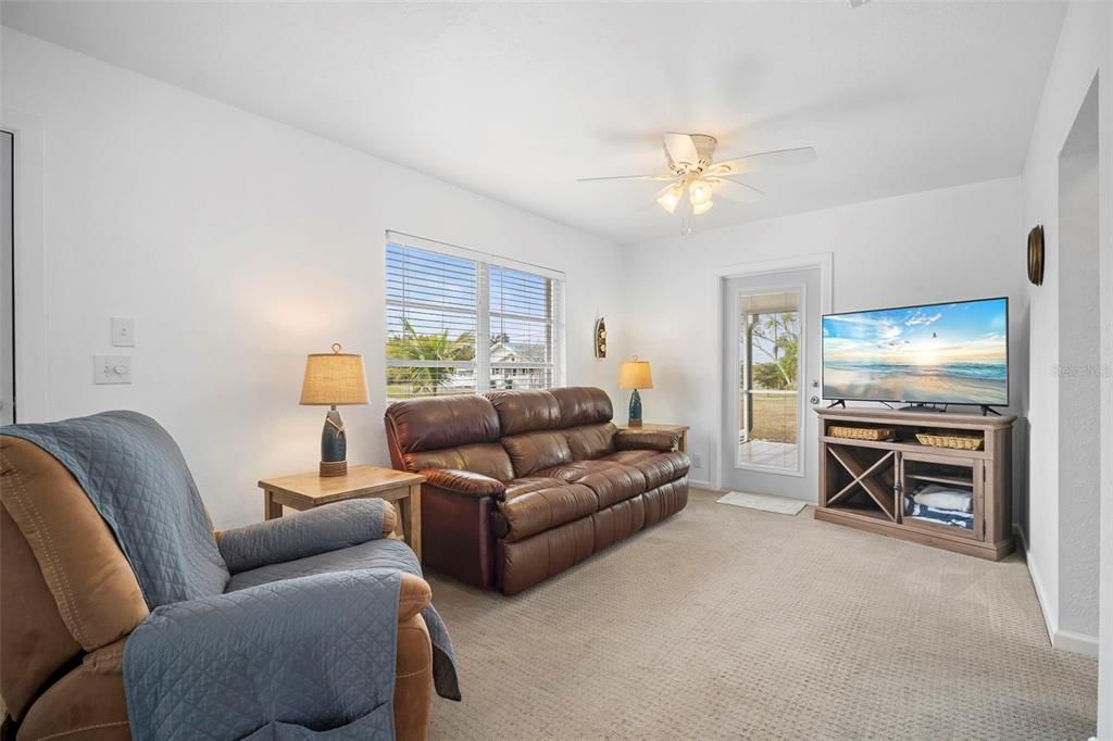 На продажу: $285,000 (2 спален, 1 ванн, 816 Квадратных фут)