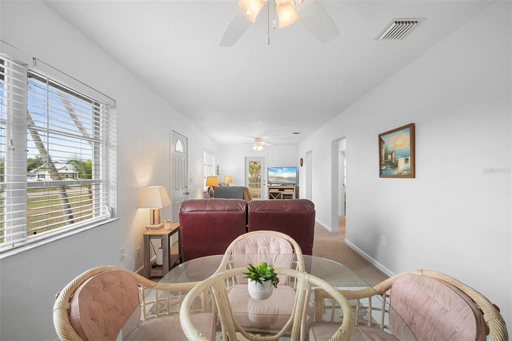 На продажу: $285,000 (2 спален, 1 ванн, 816 Квадратных фут)