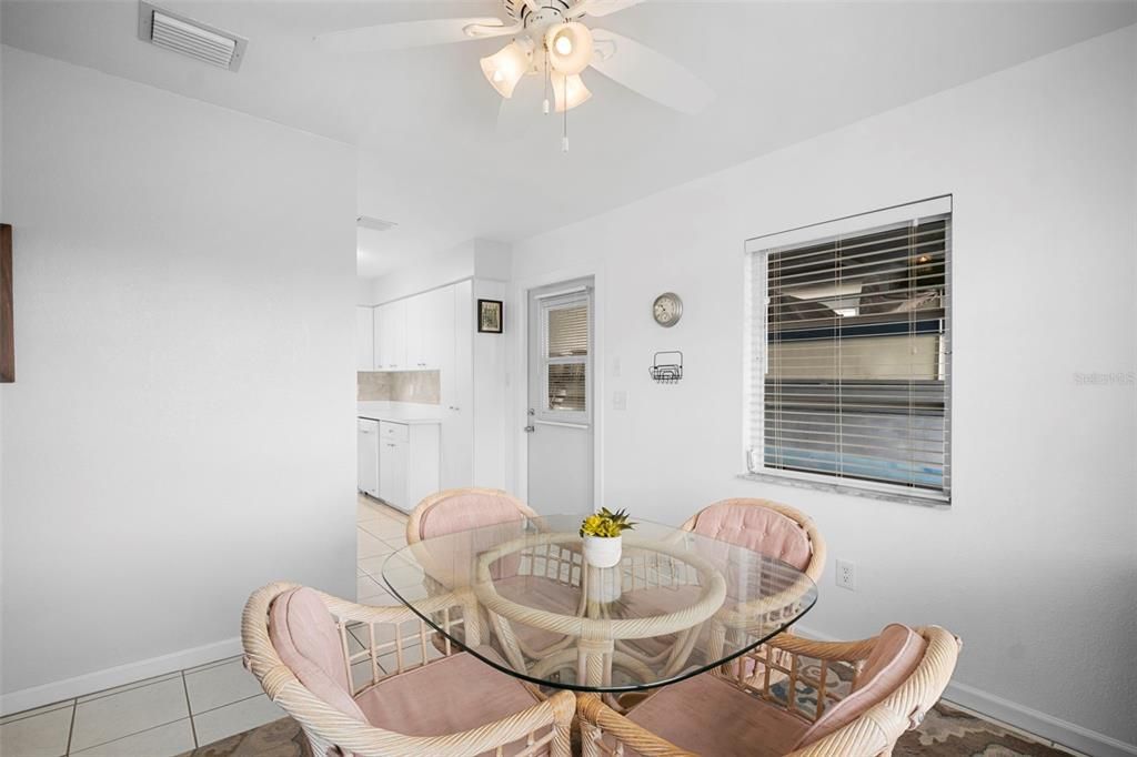 На продажу: $285,000 (2 спален, 1 ванн, 816 Квадратных фут)