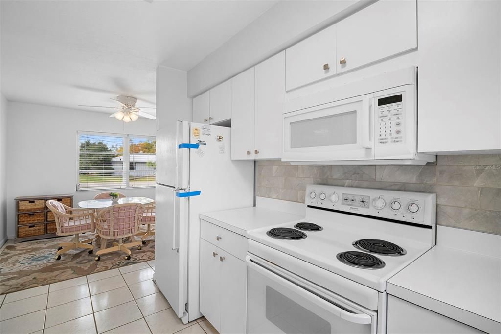 На продажу: $285,000 (2 спален, 1 ванн, 816 Квадратных фут)