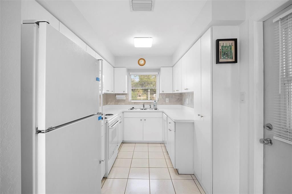 На продажу: $285,000 (2 спален, 1 ванн, 816 Квадратных фут)