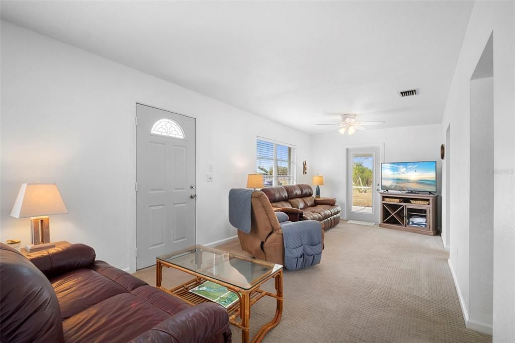 На продажу: $285,000 (2 спален, 1 ванн, 816 Квадратных фут)