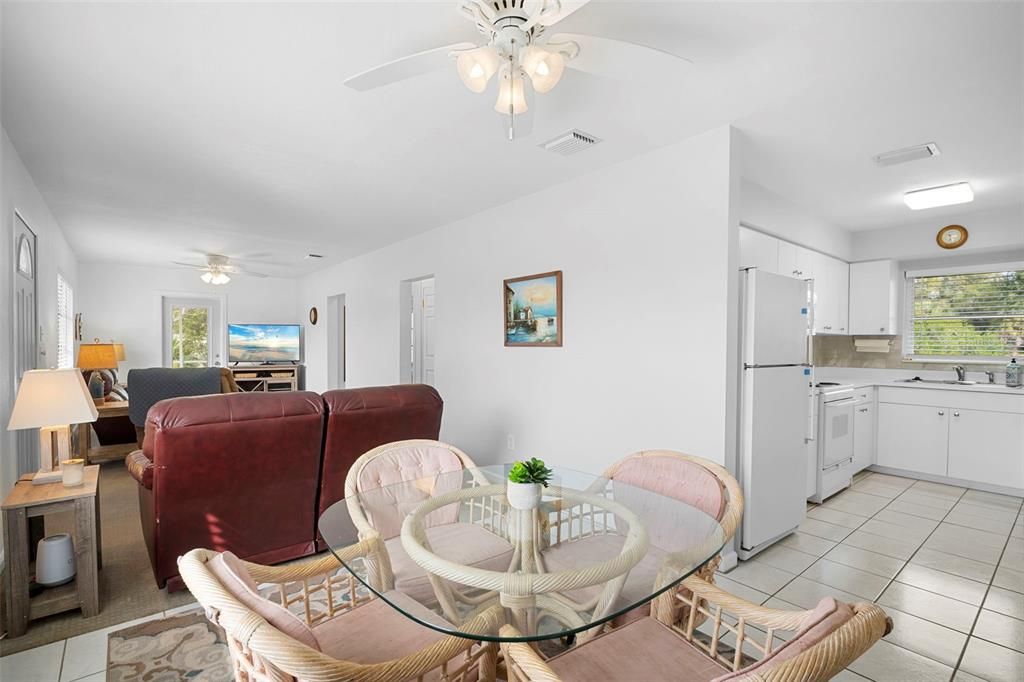 На продажу: $285,000 (2 спален, 1 ванн, 816 Квадратных фут)