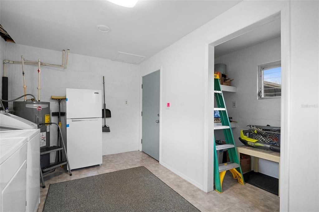 На продажу: $285,000 (2 спален, 1 ванн, 816 Квадратных фут)