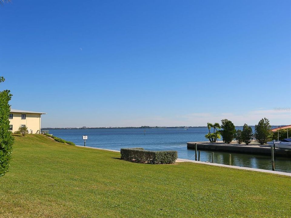 For Sale: $595,000 (2 beds, 2 baths, 985 Square Feet)