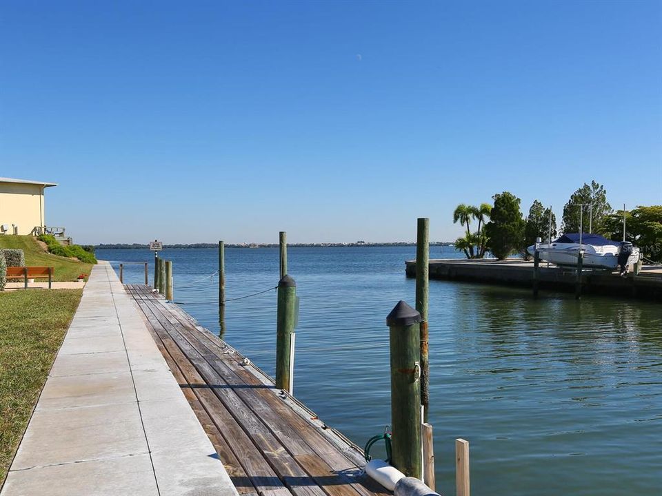 For Sale: $595,000 (2 beds, 2 baths, 985 Square Feet)