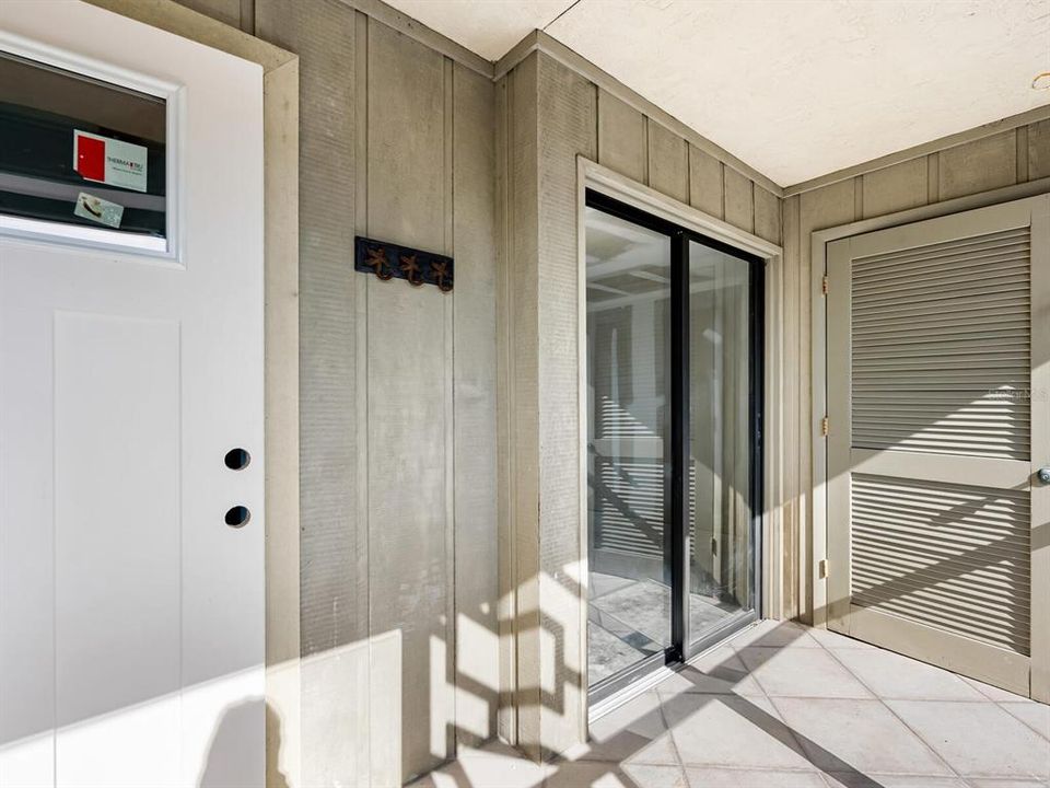 For Sale: $595,000 (2 beds, 2 baths, 985 Square Feet)