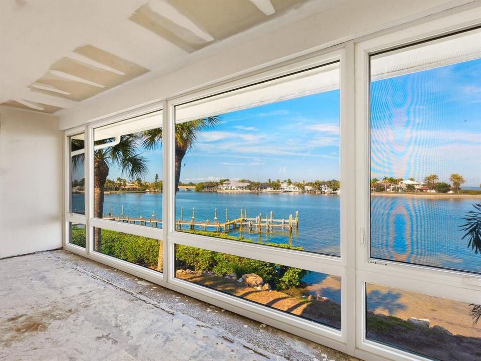 For Sale: $595,000 (2 beds, 2 baths, 985 Square Feet)