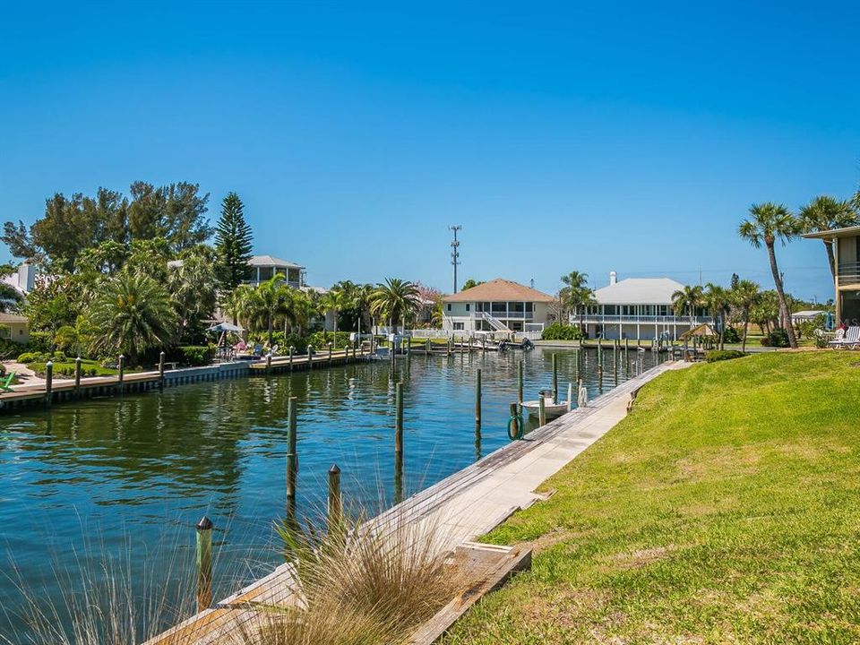 For Sale: $595,000 (2 beds, 2 baths, 985 Square Feet)