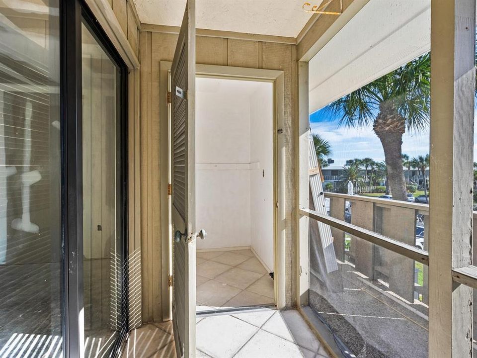 For Sale: $595,000 (2 beds, 2 baths, 985 Square Feet)