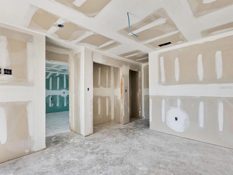 For Sale: $595,000 (2 beds, 2 baths, 985 Square Feet)