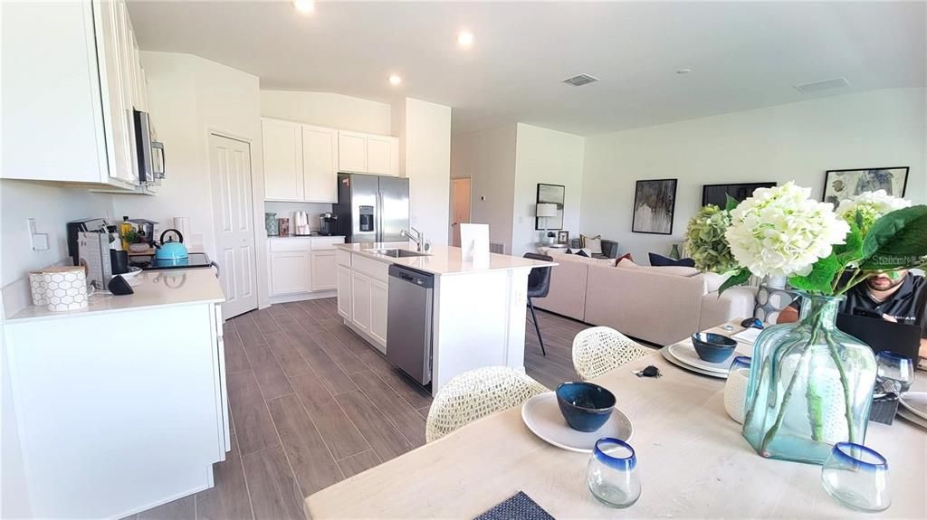 En Renta: $2,300 (4 camas, 2 baños, 1936 Pies cuadrados)