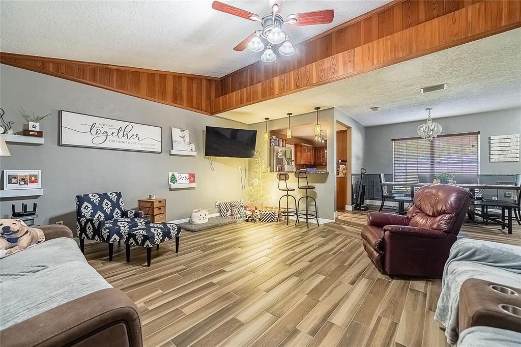 En Venta: $295,000 (4 camas, 2 baños, 1728 Pies cuadrados)