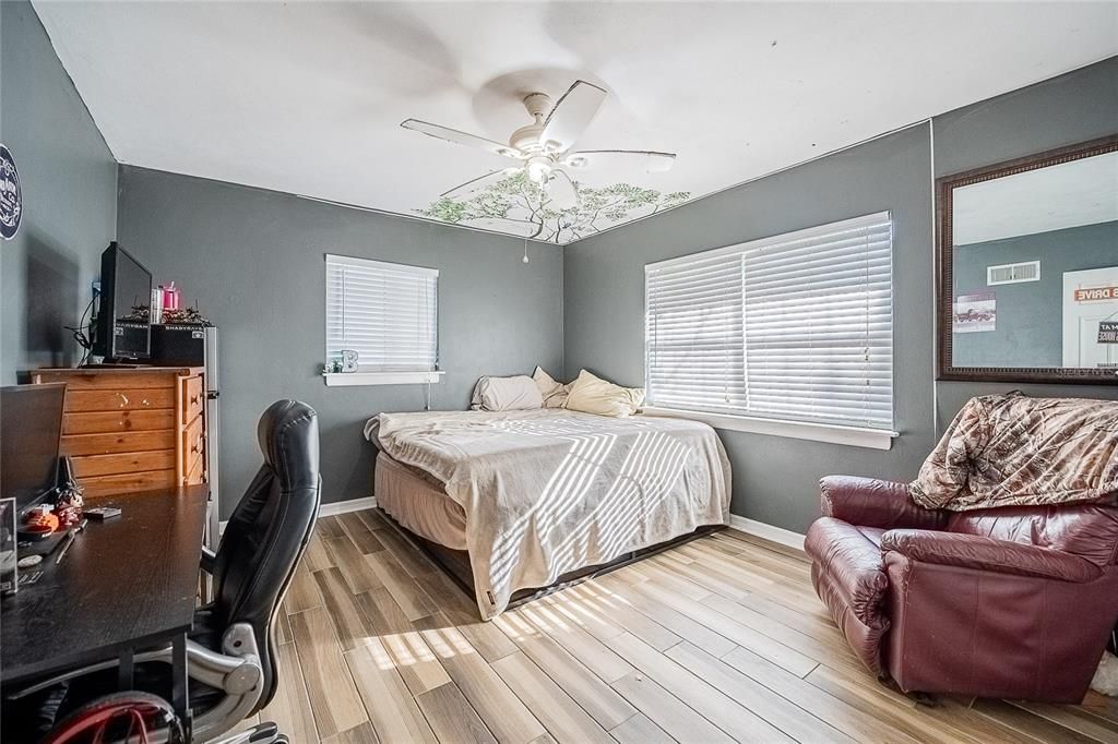 En Venta: $295,000 (4 camas, 2 baños, 1728 Pies cuadrados)