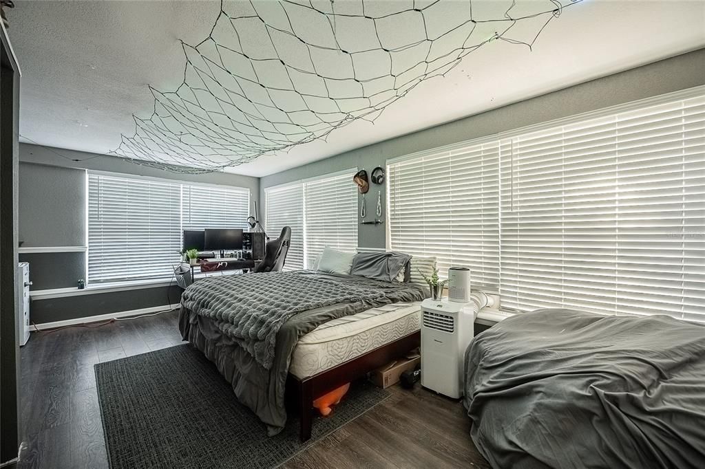 En Venta: $295,000 (4 camas, 2 baños, 1728 Pies cuadrados)